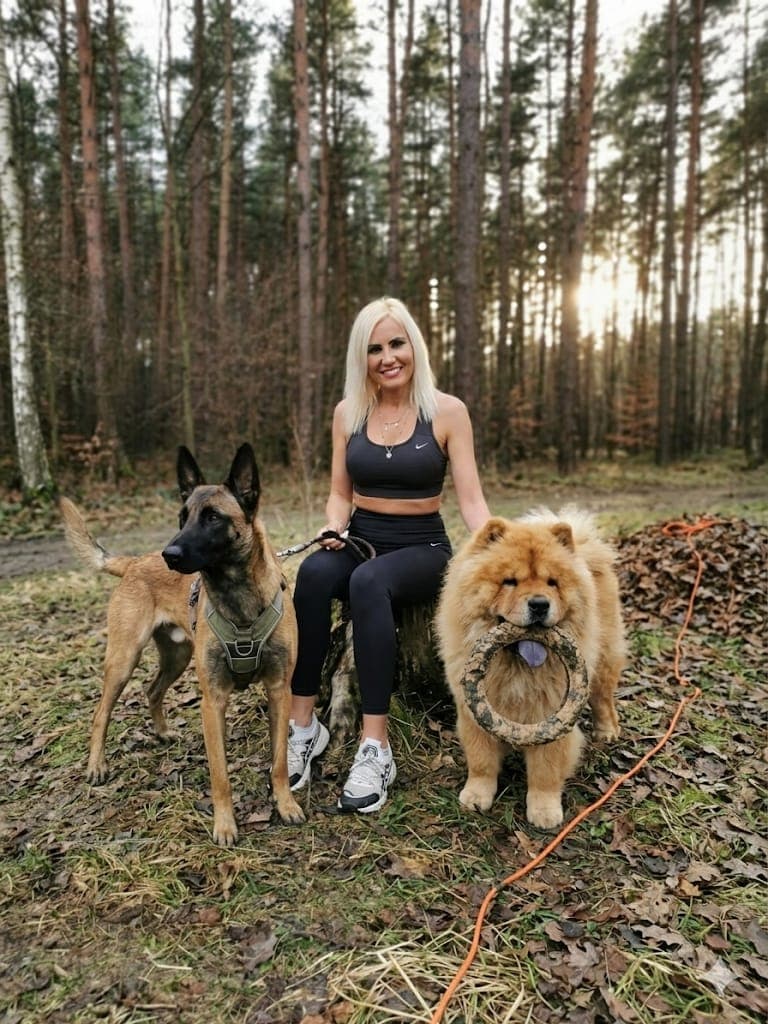 Marta z owczarkiem belgijskim i chow chow w lesie – Psi Mentor